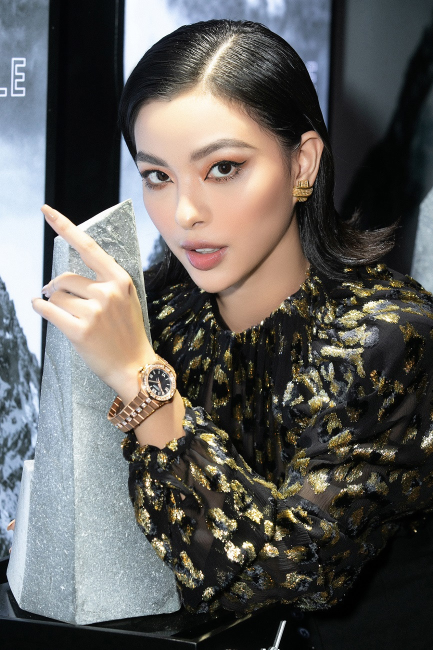 Quán quân The Face 2017 xuất hiện với diện mạo ấn tượng. Cô mặc áo sơ mi sequin lấp lánh mix cùng quần âu biến tấu từ thiết kế tuxedo. Gương mặt trang điểm sắc nét cùng thần thái khiến cô nàng trở nên cực ngầu. (Ảnh: CTV/Vietnam+)