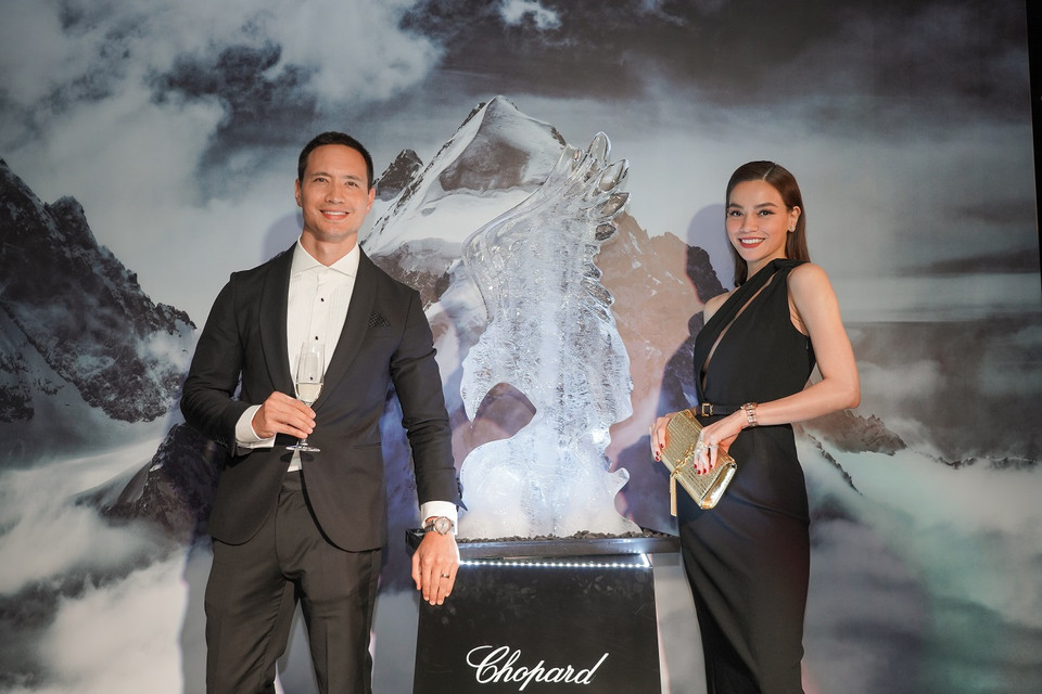 Cặp đôi Hồ Ngọc Hà - Kim Lý rạng rỡ sánh đôi với trang phục đen, đeo đồng hồ Alpine Eagle dự sự kiện ra mắt Bộ sưu tập mới của Chopard ngày 20/12 tầng 75-76, tòa nhà Landmark 81. (Ảnh: CTV/Vietnam+)