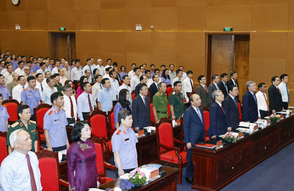 Thủ tướng Nguyễn Xuân Phúc và các đại biểu thực hiện nghi thức chào cờ. (Ảnh: Thống Nhất/TTXVN)