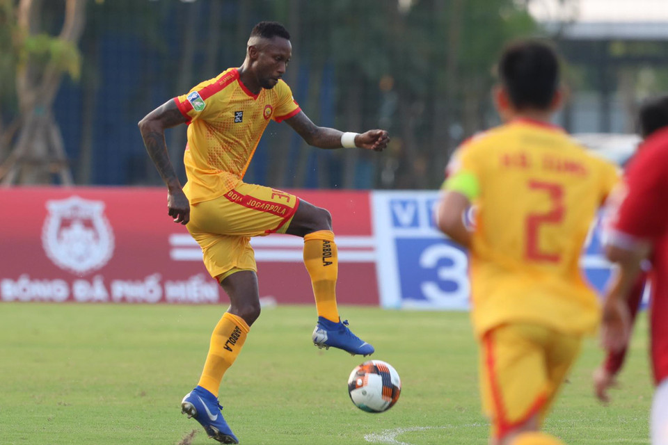 Thanh Hóa nguy hiểm chỉ nhờ những đường bóng cố định và tập trung vào vị trí của ngoại binh Hoàng Vũ Samson. (Ảnh: Nguyên An/Vietnam+)