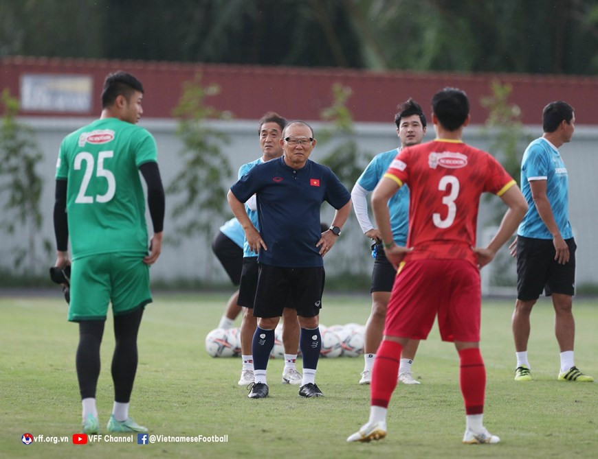 Thầy Park quan sát kỹ các học trò. (Nguồn: VFF)