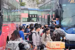 Nhiều người dân đã vội vã ra bến xe để về quê sau ngày làm việc cuối cùng trước khi bước vào kỳ nghỉ Tết Nguyên đán Bính Ngọ 2026. (Ảnh: Hoài Nam/Vietnam+)