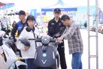 Người dân Hà Nội đang ngày càng quan tâm đến xe máy điện trong bối cảnh biến động giá nhiên liệu và thí điểm vùng phát thải thấp. (Ảnh: Xuân Dũng/Vietnam+)