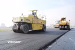 Giá nguyên liệu tăng cao do biến động xăng, dầu đã ảnh hưởng rất lớn đến nhà thầu thi công dự án giao thông. (Ảnh: Việt Hùng/Vietnam+)