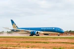 Chuyến bay hàng không dân dụng đầu tiên do Vietnam Airlines thực hiện đã hạ cánh thành công xuống Sân bay Long Thành. (Ảnh: PV/Vietnam+)
