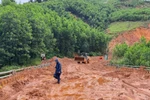 Lực lượng chức năng đang nỗ lực khắc phục các vị trí sạt lở do mưa lũ để thông đường sớm nhất. (Ảnh: PV/Vietnam+)