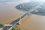 Dự án cầu Phong Châu mới bắc qua sông Hồng trên Quốc lộ 32C tại tỉnh Phú Thọ, sẽ được thông xe vào ngày 28/9, vượt tiến độ 3 tháng so với hợp đồng. (Ảnh: Việt Hùng/Vietnam+)