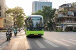 Một tuyến xe buýt điện của VinBus đi vào khu vực Vành đai 1, thành phố Hà Nội. (Ảnh: PV/Vietnam+)