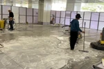 Nhà thầu huy động nhân lực và máy móc để hoàn thiện nền đá của Nhà ga T3-Tân Sơn Nhất. (Ảnh: PV/Vietnam+)