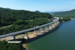 Một cầu vượt lòng hồ tại một Dự án thành phần của tuyến cao tốc Bắc-Nam phía Đông. (Ảnh: Quốc Khánh/Vietnam+)