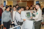 Hành khách làm thủ tục đi máy bay tại Cảng Hàng không quốc tế Nội Bài. (Ảnh: PV/Vietnam+)