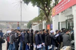 Những ngày gần đây, người dân tại Hà Nội xếp hàng dài chờ vào làm thủ tục đổi giấy phép lái xe tại Sở Giao thông Vận tải. (Ảnh: Việt Hùng/Vietnam+)