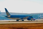 Chuyến bay chở khách đầu tiên của Vietnam Airlines đánh dấu mốc quan trọng trong quá trình đưa sân bay cửa ngõ hiện đại nhất Việt Nam vào hoạt động. (Ảnh: PV/Vietnam+)