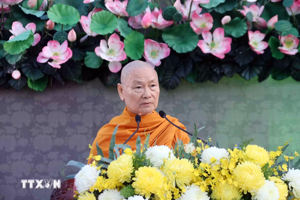Trưởng lão Hòa thượng Thích Viên Minh, Phó Pháp chủ Giáo hội Phật giáo Việt Nam tuyên đọc Thông điệp Đại lễ Phật đản Phật lịch 2570 của Đại lão Hòa thượng Thích Trí Quảng, Pháp chủ Giáo hội Phật giáo Việt Nam. (Ảnh: Xuân Khu/TTXVN)