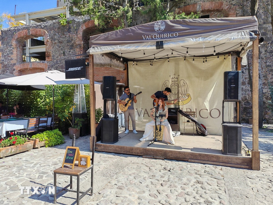 Val’Quirico cũng là không gian của nghệ thuật và sáng tạo. Du khách có thể xem các show trình diễn âm nhạc nhỏ ngay tại quảng trường của khu phức hợp. (Ảnh: Phương Lan/TTXVN)