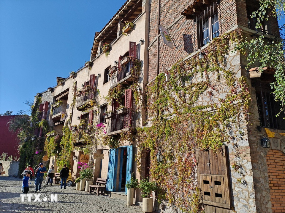 Val’Quirico tái tạo gần như nguyên vẹn phong cách vùng Tuscany với tường đá vàng nâu, đường lát đá cuội, ban công gỗ, hoa giấy treo bên cửa, không gian châu Âu trung cổ. (Ảnh: Phương Lan/TTXVN)