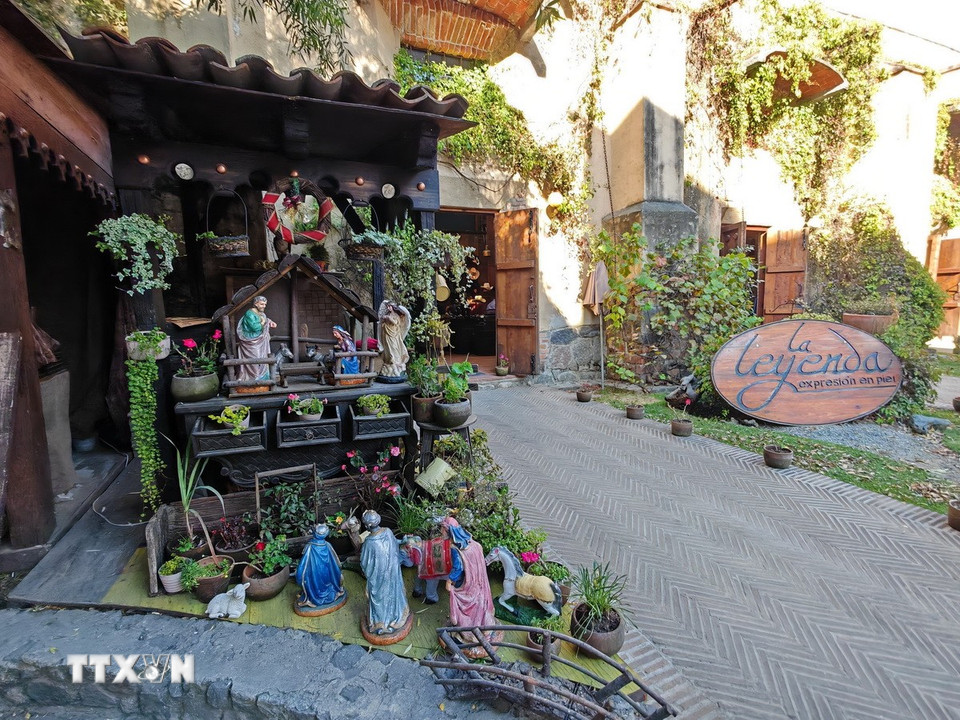 Trước cửa một cửa hàng bán đồ lưu niệm tại Val’Quirico. (Ảnh: Phương Lan/TTXVN)