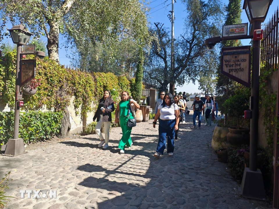 Với kiến trúc độc đáo, không gian sống động và bầu không khí yên bình, Val’Quirico trở thành một trong những điểm đến thu hút lượng lớn khách du lịch thăm quan vào dịp cuối tuần. (Ảnh: Phương Lan/TTXVN)