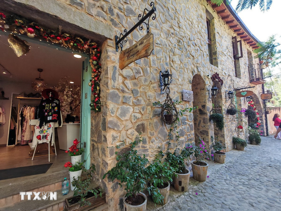 Val’Quirico cũng hấp dẫn du khách với nhiều cửa hàng bày bán đồ thủ công mỹ nghệ truyền thống của địa phương. (Ảnh: Phương Lan/TTXVN)