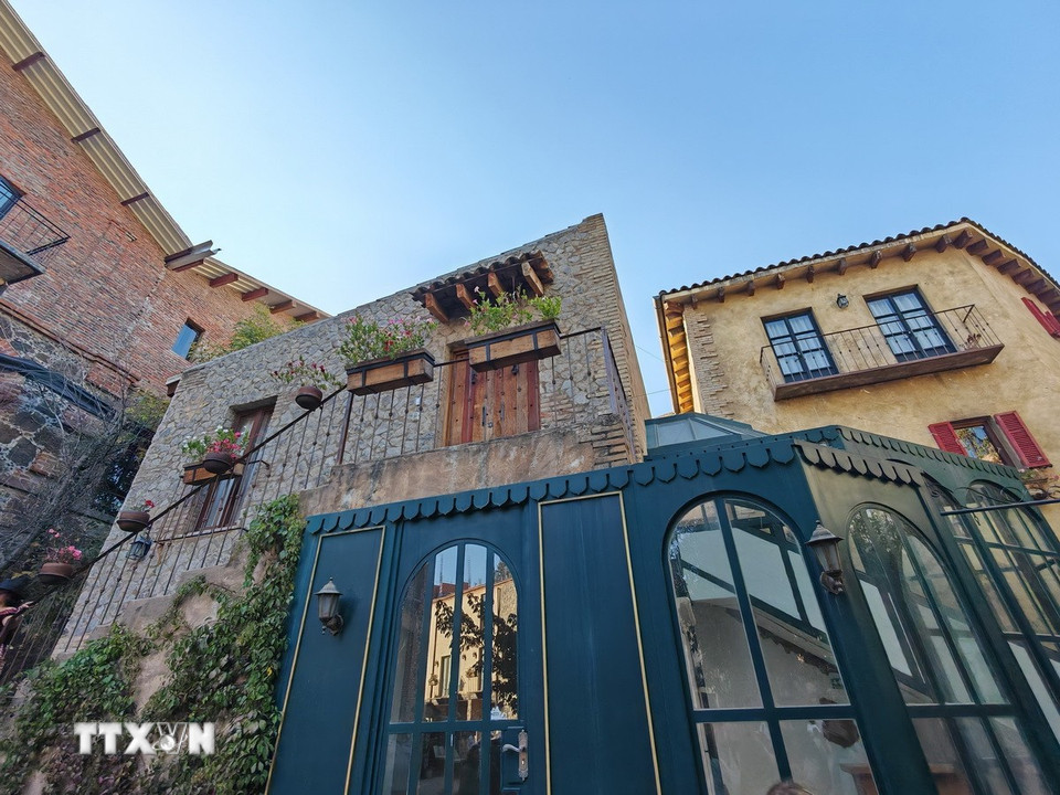 Thiết kế của khu phức hợp du lịch- dân cư được lấy cảm hứng từ vùng Tuscany miền trung nước Ý, nơi nổi tiếng với vẻ đẹp mộc mạc, cổ kính và lãng mạn. (Ảnh: Phương Lan/TTXVN)
