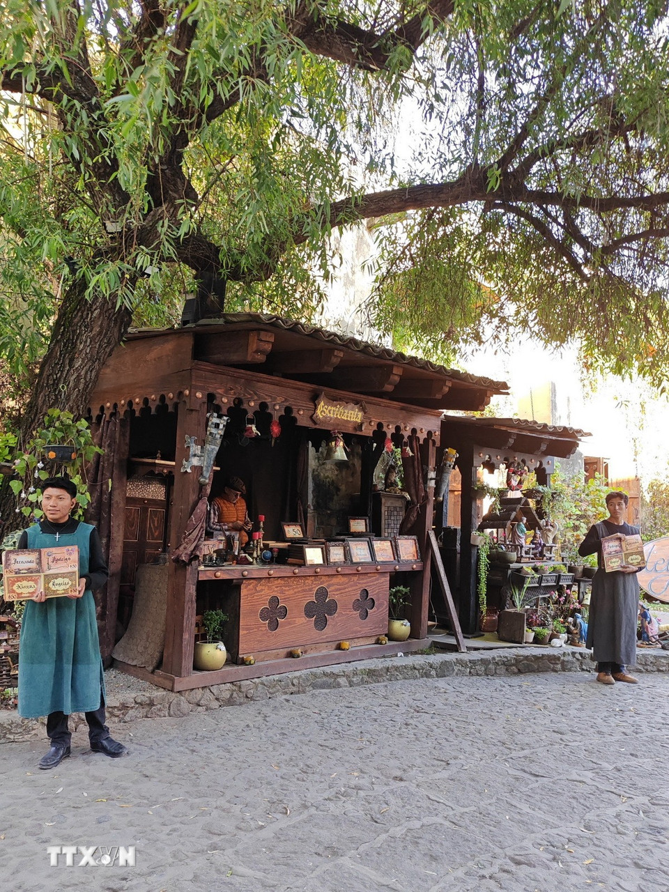 Một cửa hàng bán khung ảnh lưu niệm tại Val’Quirico. (Ảnh: Phương Lan/TTXVN)