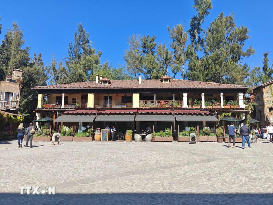 Val’Quirico có hơn 50 nhà hàng, quán cà phê, cửa hàng thủ công và không gian nghệ thuật. (Ảnh: Phương Lan/TTXVN)