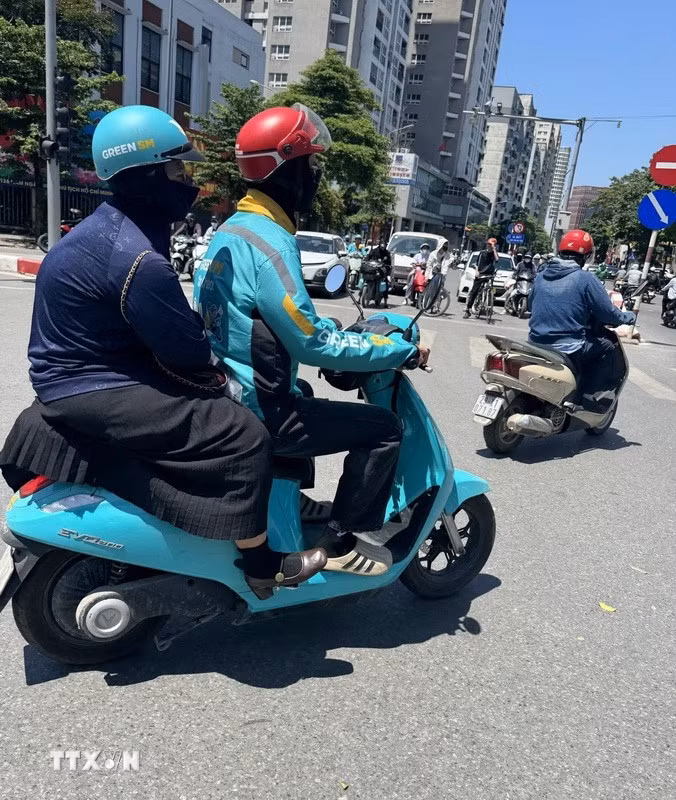 Nhiều lao động ngoài trời tại Thủ đô Hà Nội vẫn phải oằn mình mưu sinh giữa thời tiết khắc nghiệt. (Ảnh: Quốc Lũy/TTXVN)
