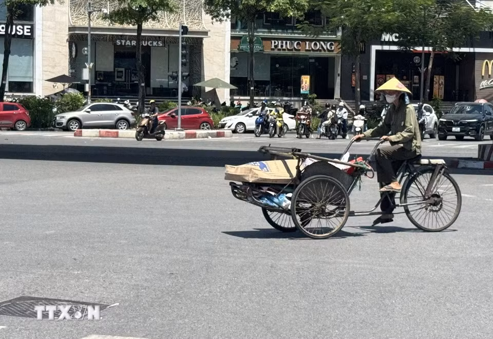 Nhiều lao động ngoài trời tại Thủ đô Hà Nội vẫn phải oằn mình mưu sinh giữa thời tiết khắc nghiệt. (Ảnh: Quốc Lũy/TTXVN)