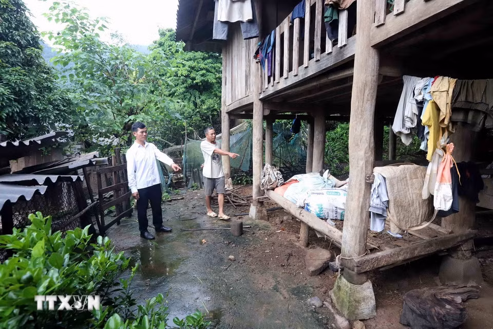 Do ảnh hưởng của mưa lớn kéo dài, nhiều vị trí trong khu nhà ở của gia đình anh Quàng Văn Học, bản Nặm Păm, xã Mường La bị sụt lún, xuất hiện các nứt có nguy cơ cao mất an toàn. (Ảnh: Quang Quyết/TTXVN)