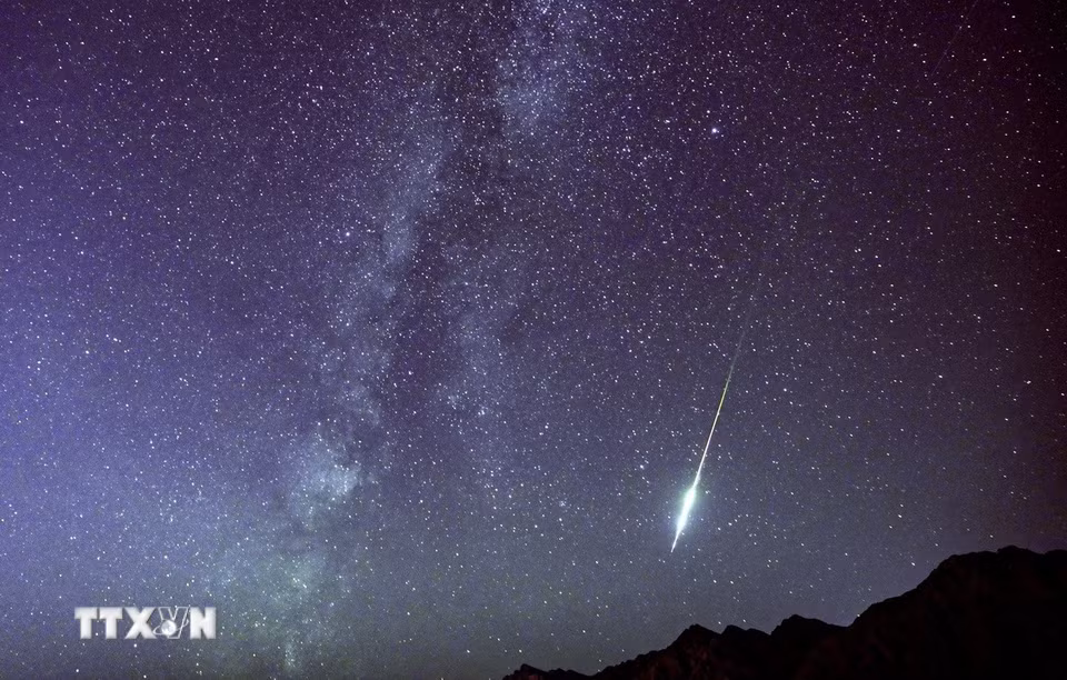 Mưa sao băng Perseid trên bầu trời Khu tự trị dân tộc Hồi Ninh Hạ, Trung Quốc, ngày 13/8/2026. (Ảnh: THX/TTXVN phát)