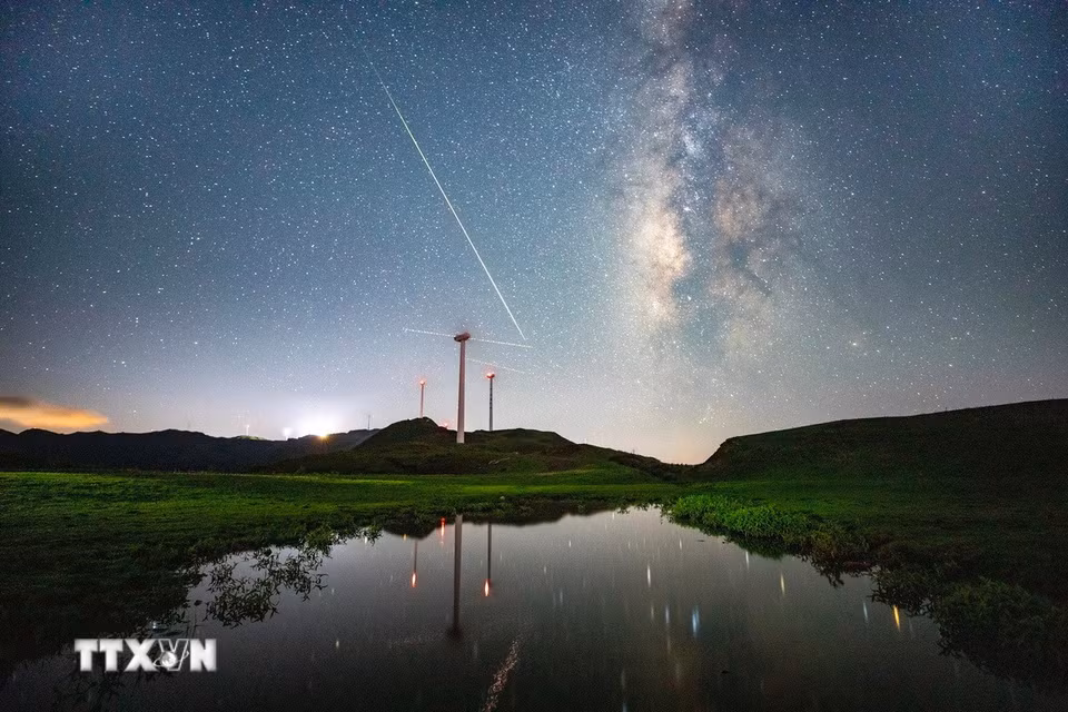 Mưa sao băng Perseid trên bầu trời tỉnh Quý Châu, Trung Quốc, ngày 13/8/2026. (Ảnh: THX/TTXVN phát)