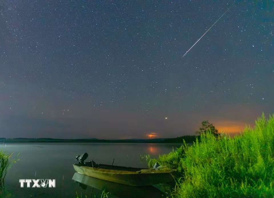 Mưa sao băng Perseid trên bầu trời tỉnh Hắc Long Giang, Trung Quốc, ngày 12/8/2026. (Ảnh: THX/TTXVN phát)