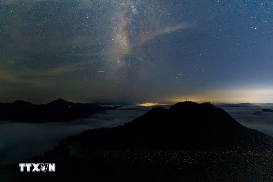 Mưa sao băng Perseid trên bầu trời tỉnh An Huy, Trung Quốc, ngày 12/8/2026. (Ảnh: THX/TTXVN phát)