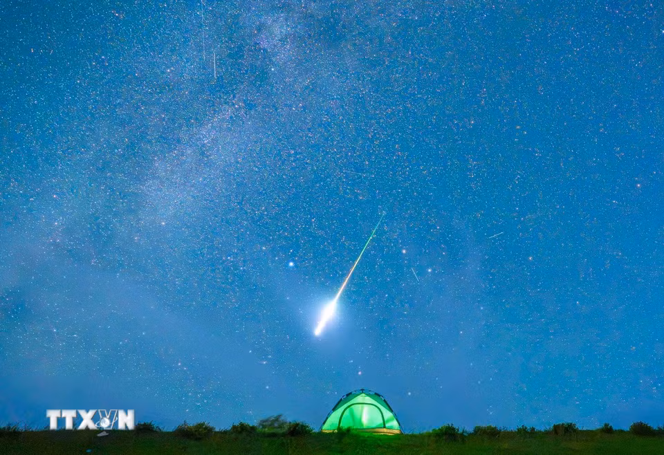 Mưa sao băng Perseid trên bầu trời tỉnh Hắc Long Giang, Trung Quốc, ngày 13/8/2026. (Ảnh: THX/TTXVN phát)