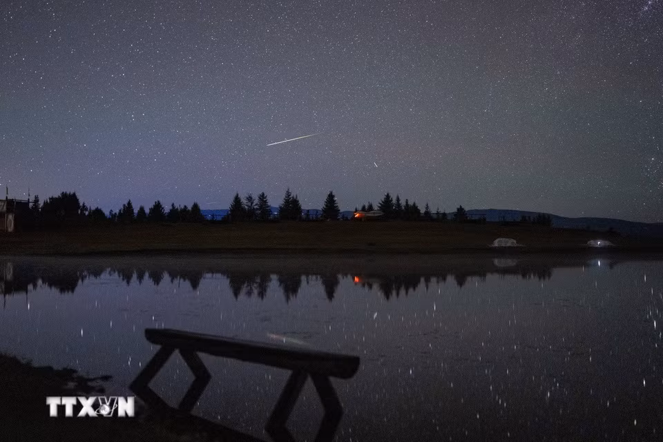 Mưa sao băng Perseid trên bầu trời tỉnh Tứ Xuyên, Trung Quốc, ngày 12/8/2026. (Ảnh: THX/TTXVN phát)