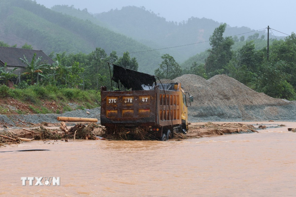 Sạt lở nghiêm trọng trên tuyến cao tốc La Sơn-Túy Loan đi qua xã Khe Tre, thành phố Huế. (Ảnh: Đỗ Trưởng/TTXVN)