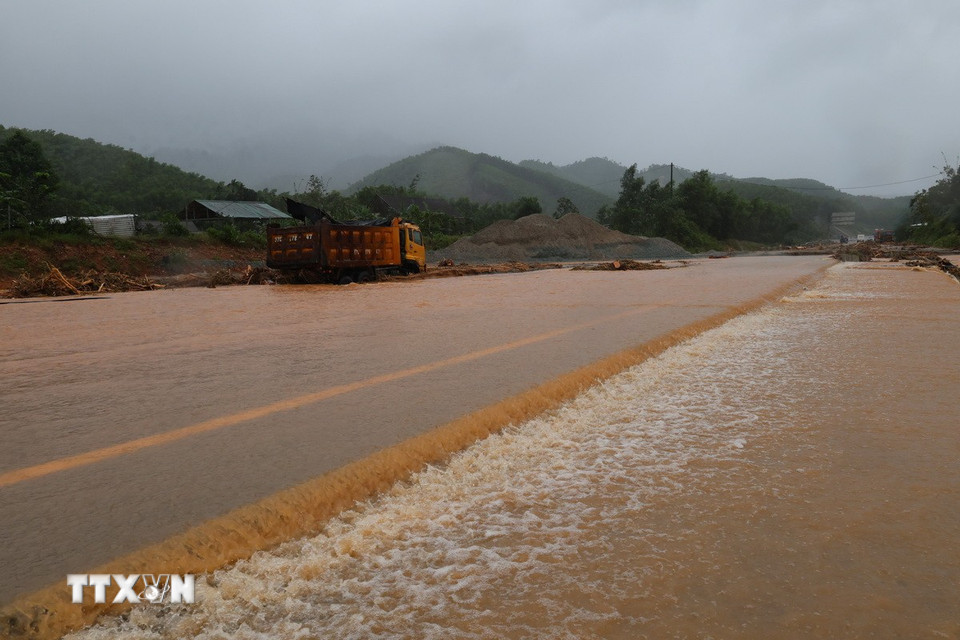 Sạt lở nghiêm trọng trên tuyến cao tốc La Sơn-Túy Loan đi qua xã Khe Tre, thành phố Huế. (Ảnh: Đỗ Trưởng/TTXVN)