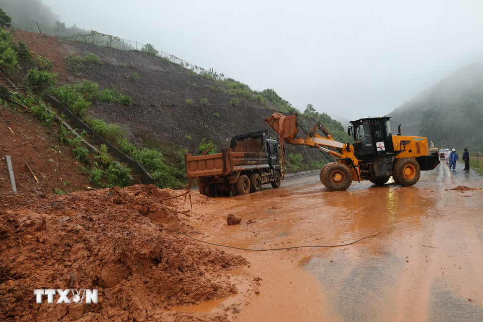 Sạt lở nghiêm trọng trên tuyến cao tốc La Sơn-Túy Loan đi qua xã Khe Tre, thành phố Huế. (Ảnh: Đỗ Trưởng/TTXVN)