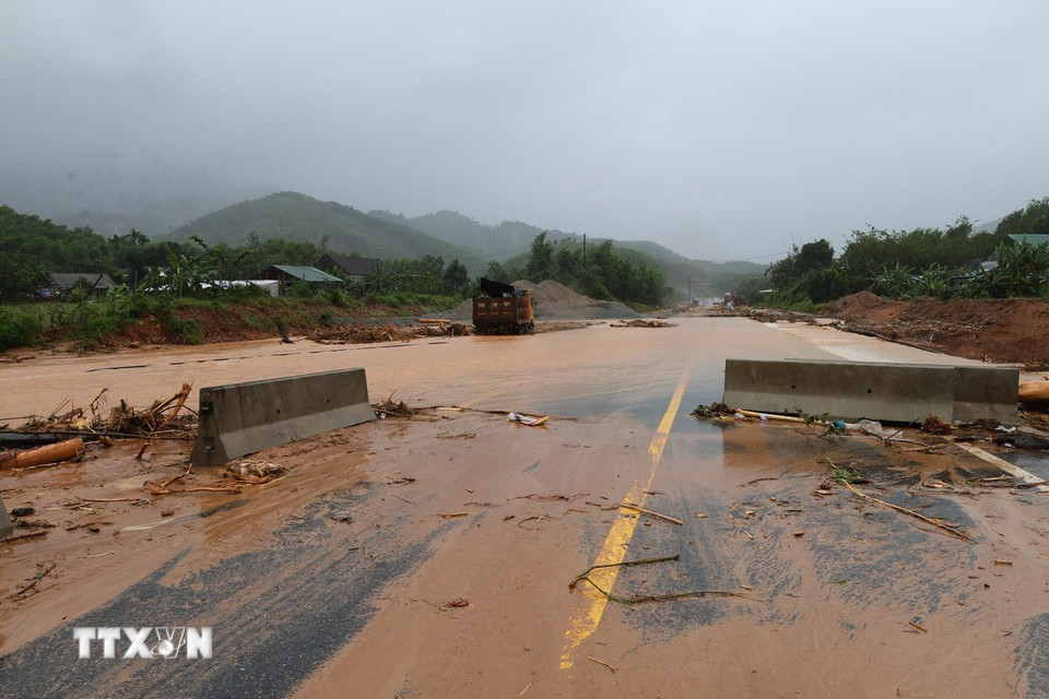 Sạt lở nghiêm trọng trên tuyến cao tốc La Sơn-Túy Loan đi qua xã Khe Tre, thành phố Huế. (Ảnh: Đỗ Trưởng/TTXVN)