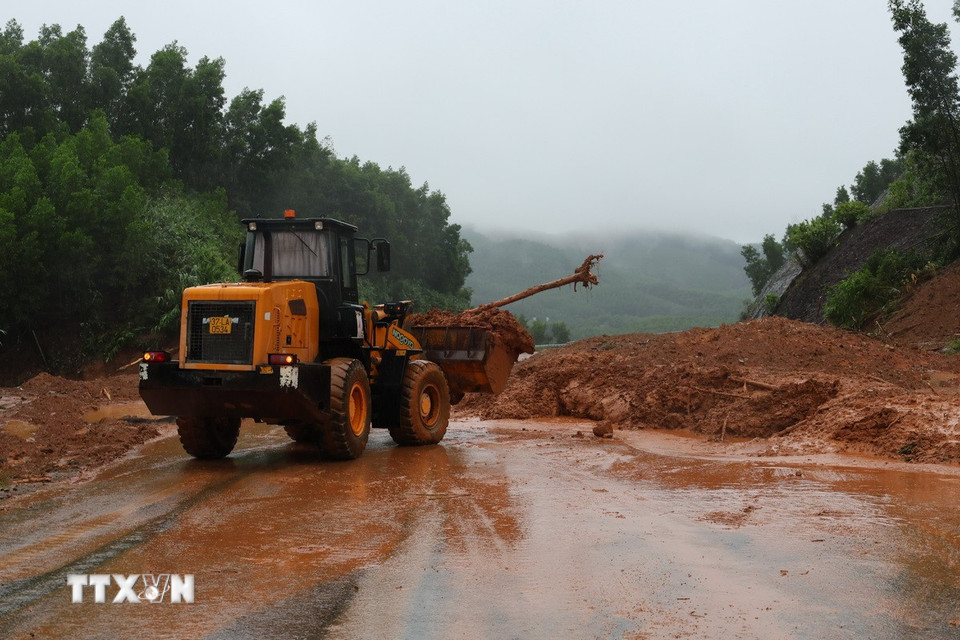 Sạt lở nghiêm trọng trên tuyến cao tốc La Sơn-Túy Loan đi qua xã Khe Tre, thành phố Huế. (Ảnh: Đỗ Trưởng/TTXVN)