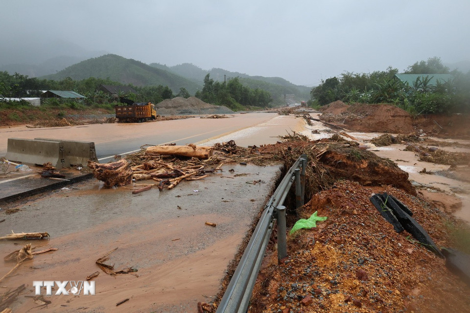Sạt lở nghiêm trọng trên tuyến cao tốc La Sơn-Túy Loan đi qua xã Khe Tre, thành phố Huế. (Ảnh: Đỗ Trưởng/TTXVN)