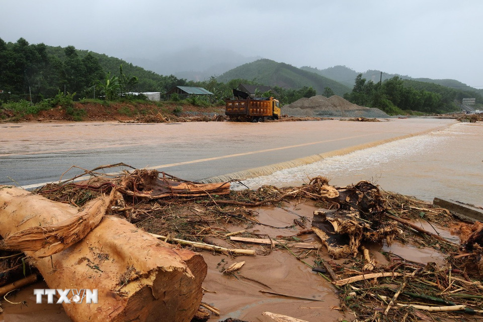 Sạt lở nghiêm trọng trên tuyến cao tốc La Sơn-Túy Loan đi qua xã Khe Tre, thành phố Huế. (Ảnh: Đỗ Trưởng/TTXVN)