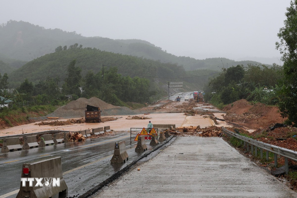 Sạt lở nghiêm trọng trên tuyến cao tốc La Sơn-Túy Loan đi qua xã Khe Tre, thành phố Huế. (Ảnh: Đỗ Trưởng/TTXVN)