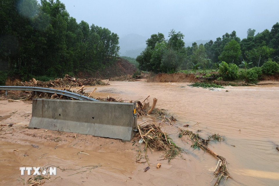 Sạt lở nghiêm trọng trên tuyến cao tốc La Sơn-Túy Loan đi qua xã Khe Tre, thành phố Huế. (Ảnh: Đỗ Trưởng/TTXVN)