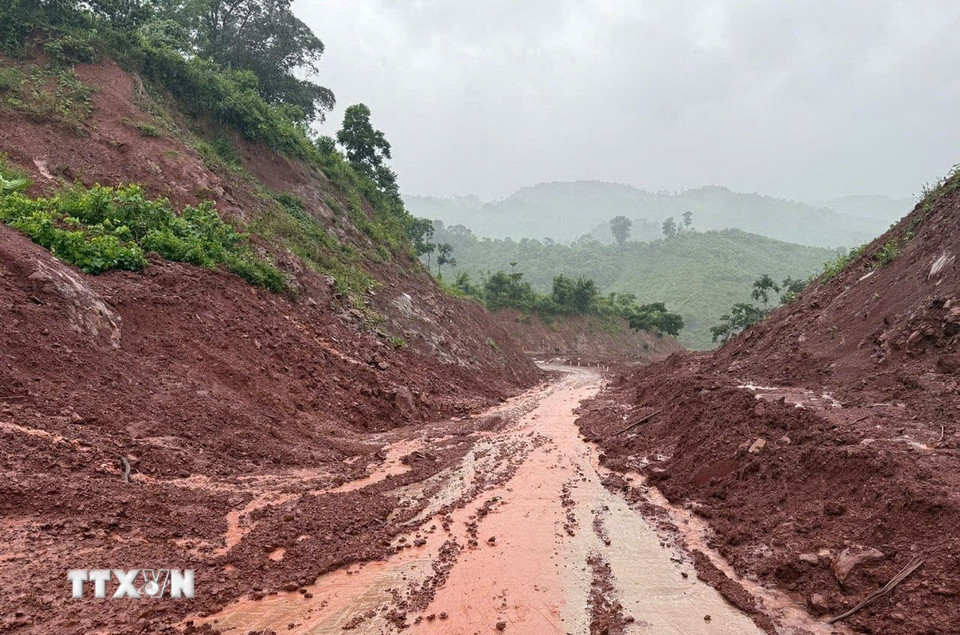 Một đoạn đường bị sạt lở đất đá tại khu vực xã Thượng Trạch, tỉnh Quảng Trị. (Ảnh: TTXVN phát)