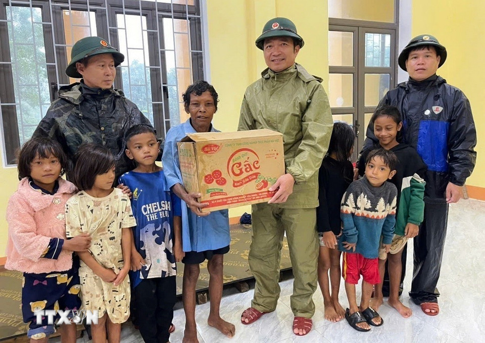 Đồn Biên phòng Cà Xèng (Bộ đội Biên phòng Quảng Trị) kịp thời hỗ trợ người dân ở các điểm tránh trú bão. (Ảnh: TTXVN phát)