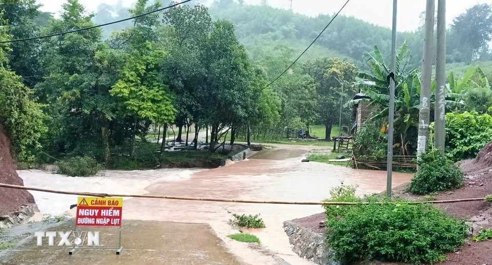 Các ngầm tràn, đoạn đường ở các xã khu vực biên giới phía Bắc của tỉnh Quảng Trị bị ngập do ảnh hưởng của mưa bão. (Ảnh: TTXVN phát)