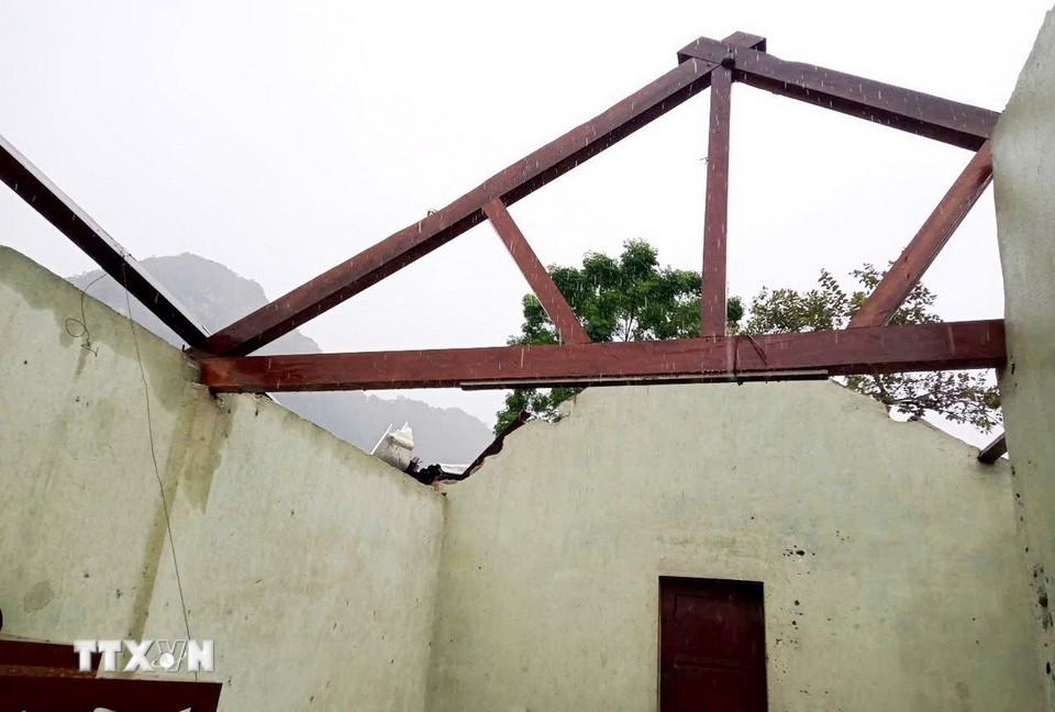 Nhà một hộ dân ở bản Mò o Ồ Ồ/xã Kim Phú (Quảng Trị) bị tốc mái do ảnh hưởng của mưa bão. (Ảnh: TTXVN phát)