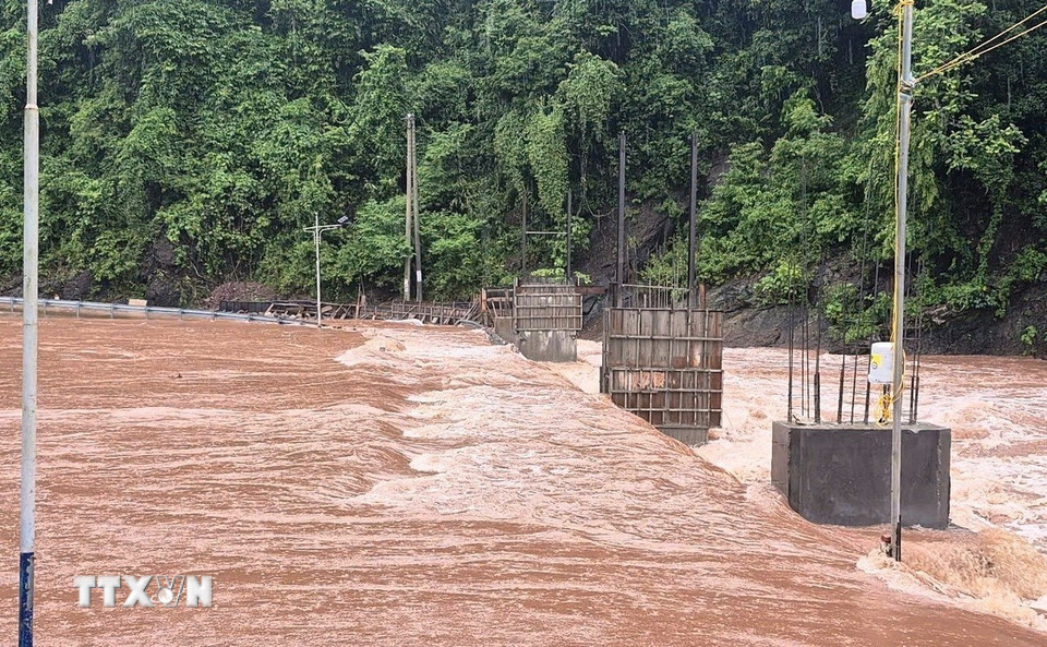 Mưa lớn khiến nước dâng cao, gây ngập tại các đoạn đường, ngầm tràn các xã khu vực biên giới phía Bắc tỉnh Quảng Trị. (Ảnh: TTXVN phát)