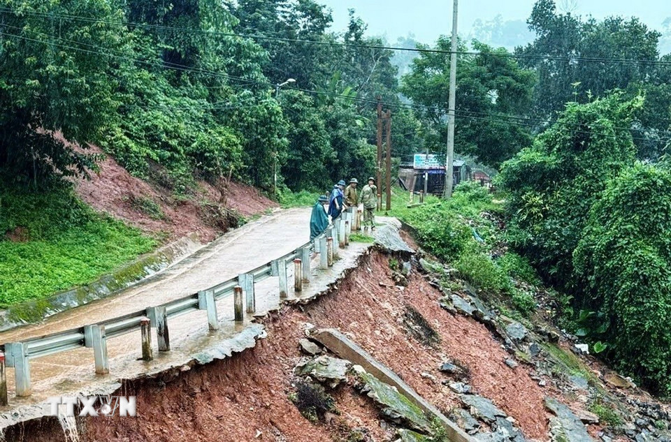 Mưa lớn gây sạt lở đất đá, kè đường thuộc khu vực xã Thượng Trạch, tỉnh Quảng Trị. (Ảnh: TTXVN phát)